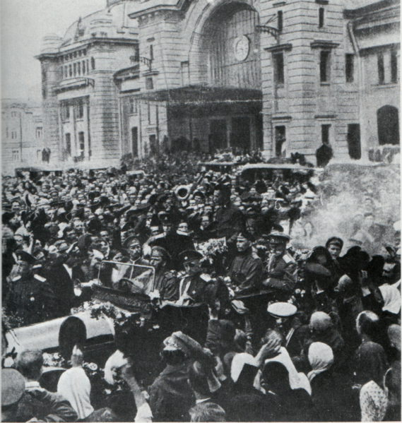 Файл:Kérenskillegaamoscúmarzo1917.png