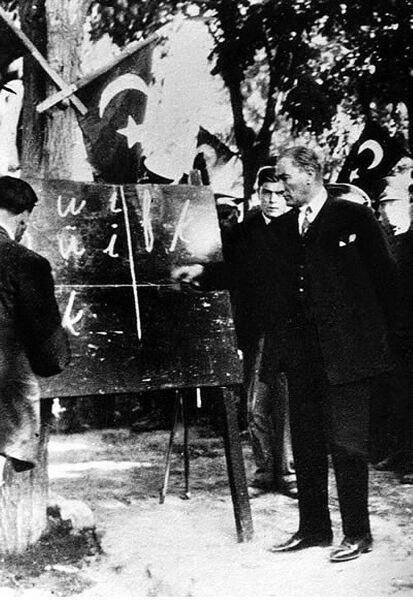 Файл:Ataturk-September 20, 1928.jpg
