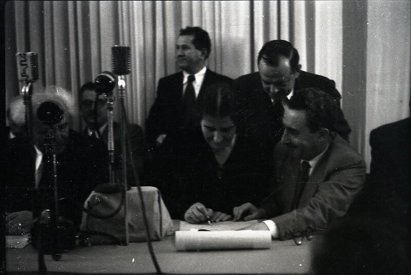 Файл:גולדה מאיר חותמת על מגילת העצמאות 1948.jpg
