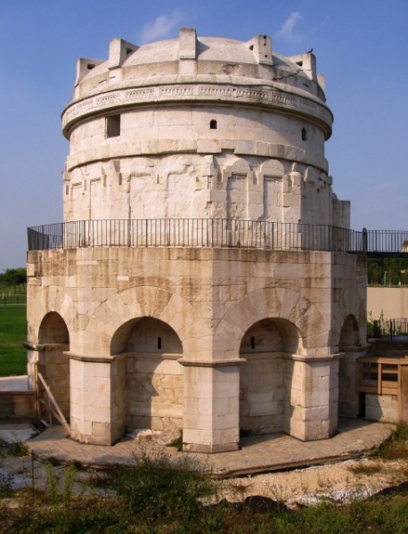 Файл:Mausoleum of Theodoric .jpg