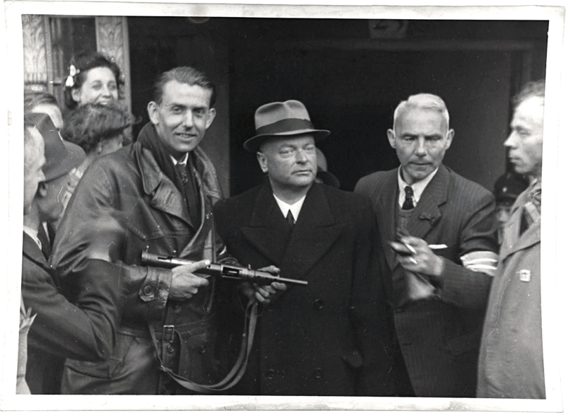 Файл:Anton Mussert arrested at Korte Vijverberg (street) in The Hague. 1945.png