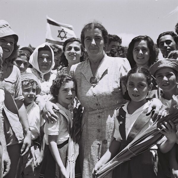 Файл:Golda Meir with children of Kibbutz Shfayim.jpg