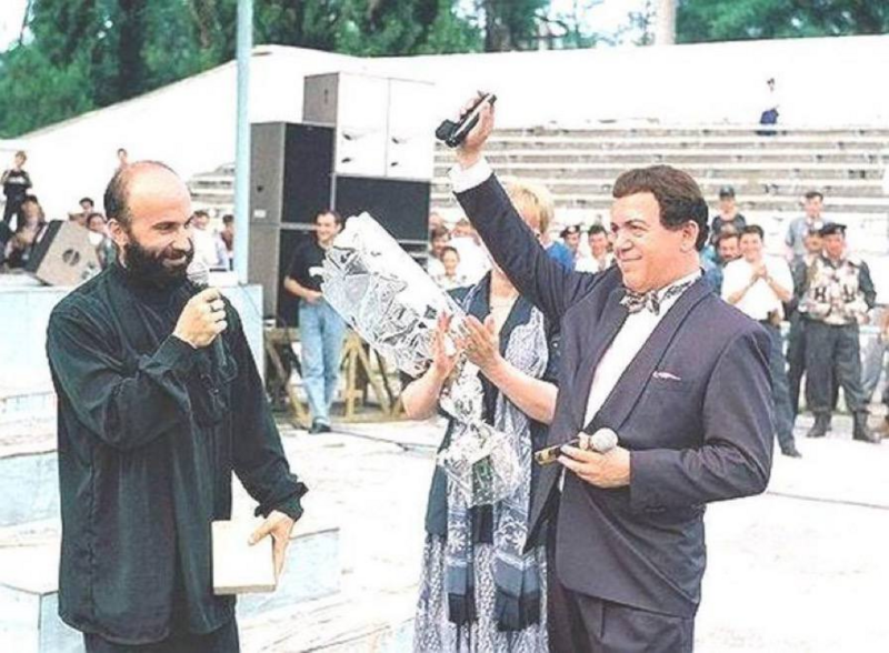 Файл:Kobzon-Basaev.png