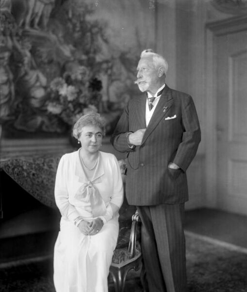 Файл:Bundesarchiv Bild 136-C0805, Kaiserpaar im Haus Doorn.jpg