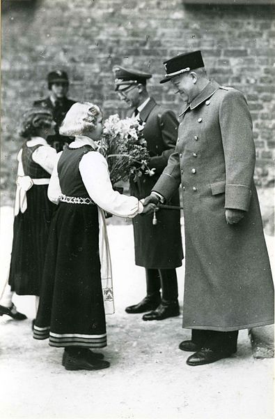 Файл:Vidkun Quisling, Josef Terboven og to piker (8618020459).jpg