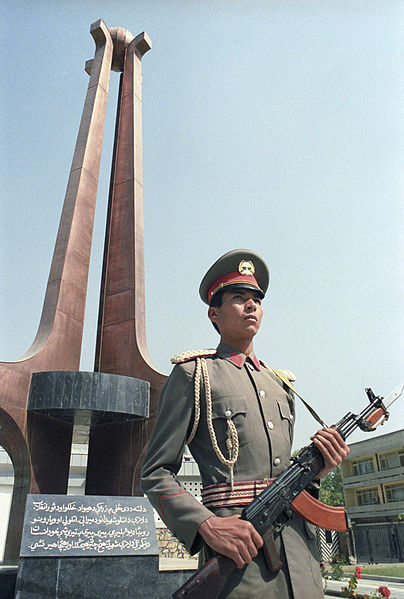 Файл:RIAN archive 660302 Guard of Honor at Monument to Soviet soldiers-internationalists.jpg