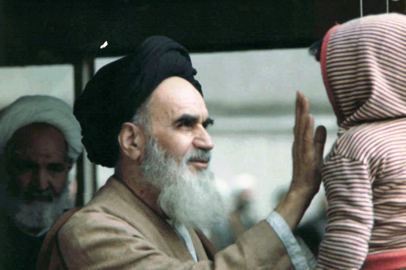 Файл:بچه و خمینی.jpg