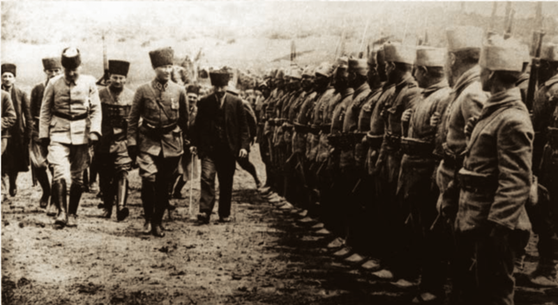 Файл:Atatürk askerî birlikleri denetlerken, İzmit, 18 Haziran 1922.png