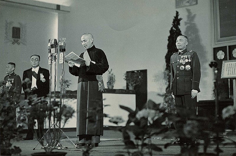 Файл:Chiang Kai-shek, Li Zongren and XGOA microphone 19480520.jpg